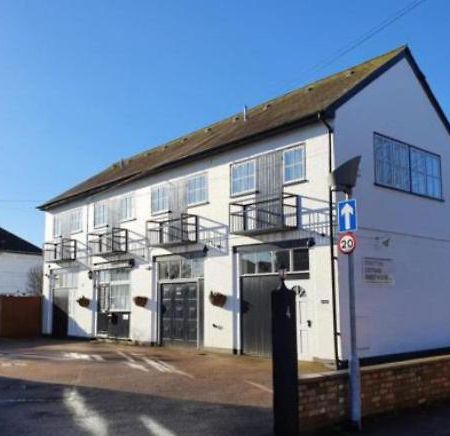 Stratton Cottage Guesthouse Biggleswade Bagian luar foto The former Methodist Chapel, now a private house