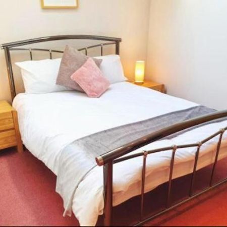 Stratton Cottage Guesthouse Biggleswade Bagian luar foto A bedroom at the hotel