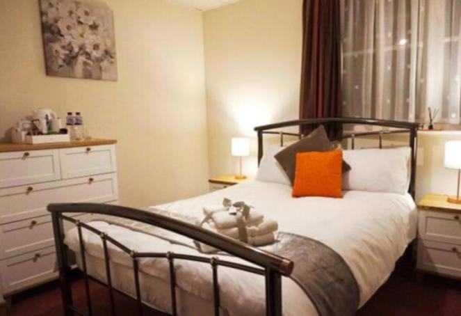 Stratton Cottage Guesthouse Biggleswade Bagian luar foto A bedroom at the hotel
