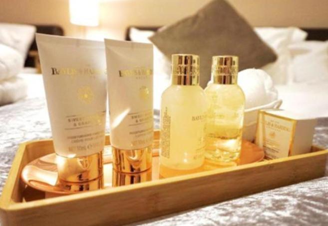 Stratton Cottage Guesthouse Biggleswade Bagian luar foto A selection of amenities by L'Occitane